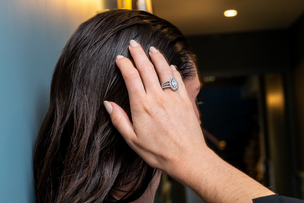 Mannequin portant une bague sertie de diamants 