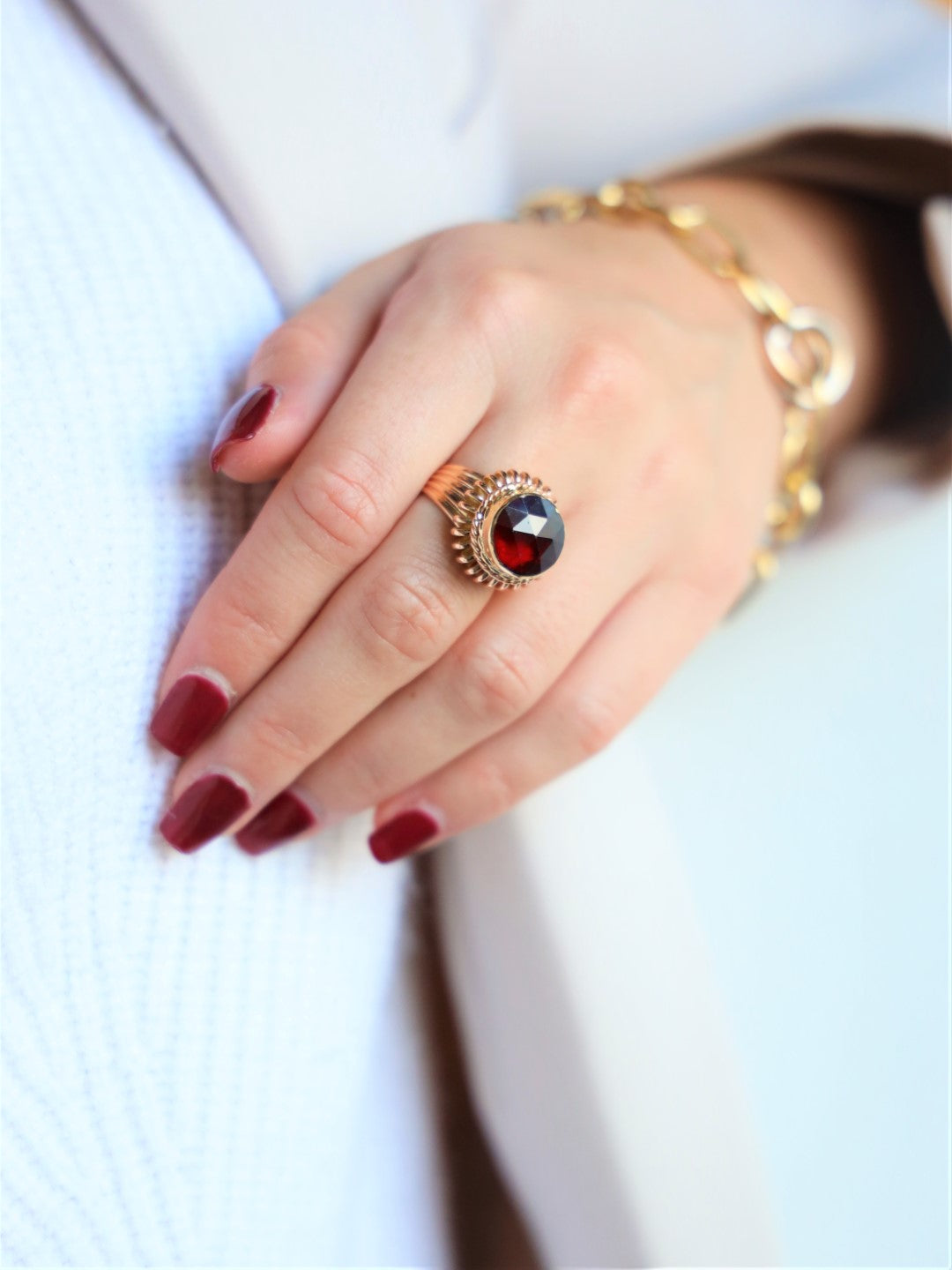Bague or jaune 18k grenat taille briolette, monture ancienne