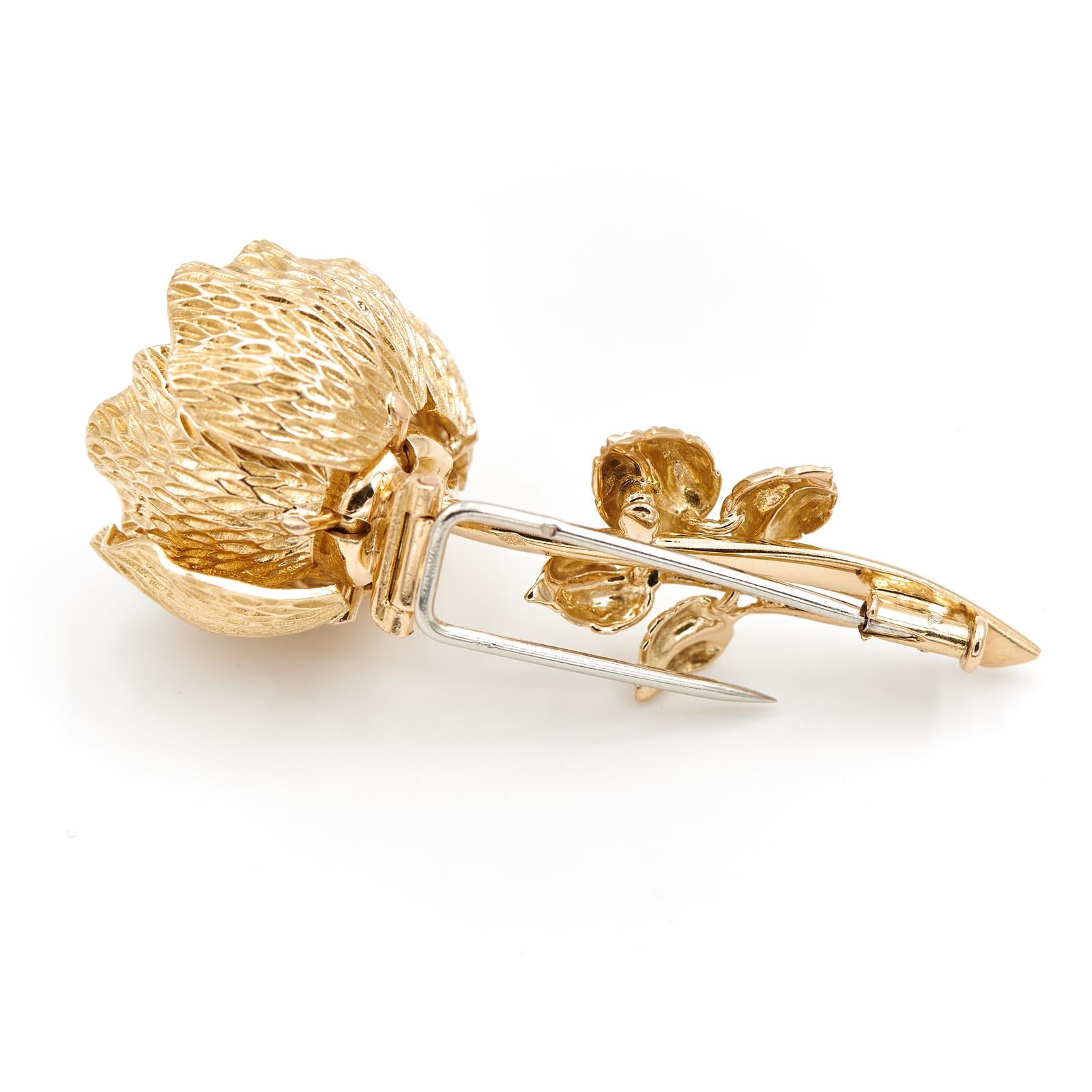 Broche fleur or, rubis, émeraudes, saphirs et diamants